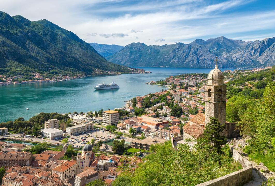 Vịnh Kotor (Montenegro) tuyệt mỹ nhìn từ trên cao với du thuyền và non nước điệp trùng