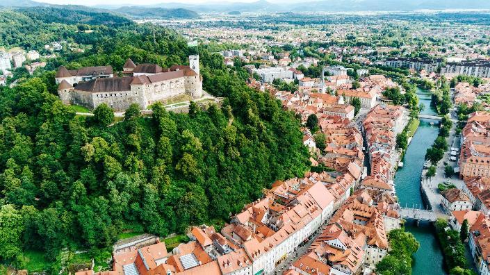 Dòng sông Ljubljanica thơ mộng chảy uốn lượn dưới chân thành cổ Ljubljana