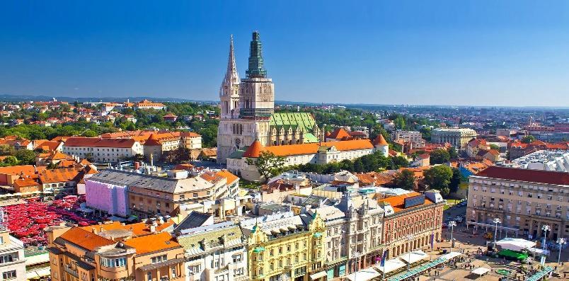 Toàn cảnh thủ đô Zagreb cổ kính và ngọn tháp đôi của Nhà thờ Chính tòa Zagreb