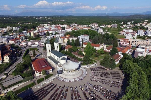 Khu phố cổ Baščaršija đậm chất phương Đông và đài phun nước Sebilj tại Sarajevo