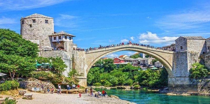 Cầu Cổ Stari Most tại Mostar vắt qua dòng sông Neretva xanh biếc – Di sản Thế giới UNESCO