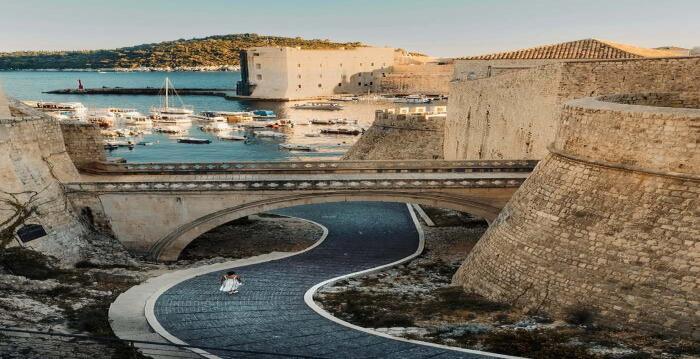 Cổng thành Pile dẫn lối vào khu phố cổ Dubrovnik ngập tràn dấu ấn Trung cổ
