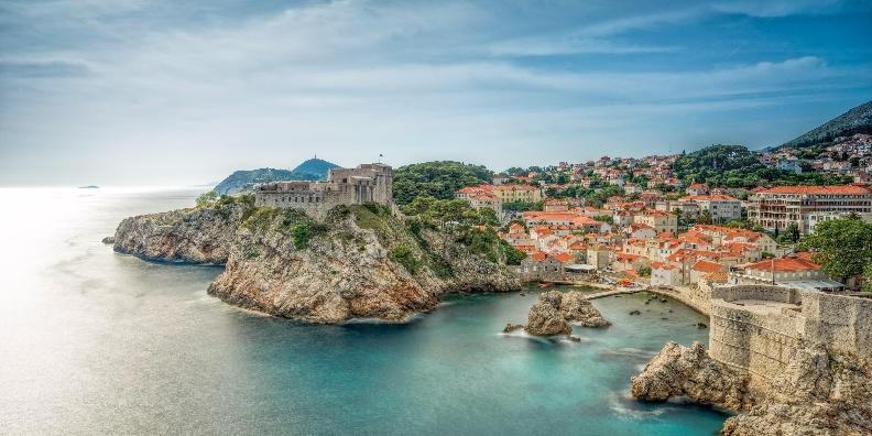 Đại lộ lát đá Stradun sáng bóng chạy dọc trung tâm thành cổ Dubrovnik