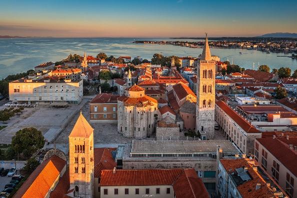 Bờ tường thành đá đồ sộ của Dubrovnik kiên cố bảo vệ thành phố qua hàng thế kỷ