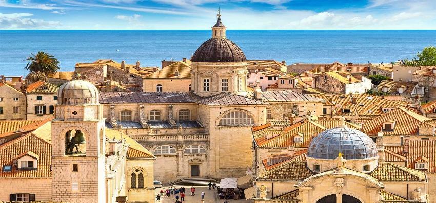 Toàn cảnh Phố cổ Dubrovnik với các mái vòm nhà thờ và bến cảng cổ yên bình