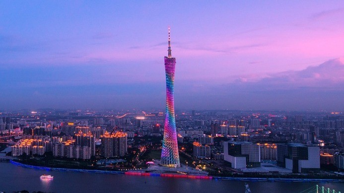 Tháp truyền hình Quảng Châu (Canton Tower) rực rỡ sắc màu về đêm soi bóng dòng sông Châu Giang