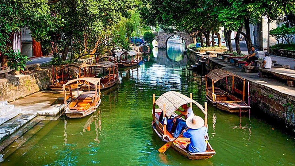 Khung cảnh thuyền nan êm đềm lướt trên kênh nước tại Trấn cổ Phùng Giản Thuận Đức