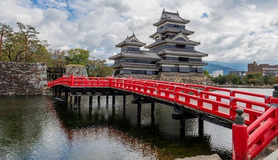 Lâu đài Quạ Đen Matsumoto Castle soi bóng bên cây cầu đỏ sơn son
