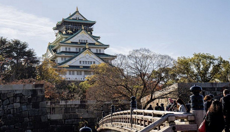 Lâu đài Osaka uy nghiêm bên những tán hoa anh đào bừng nở rộ