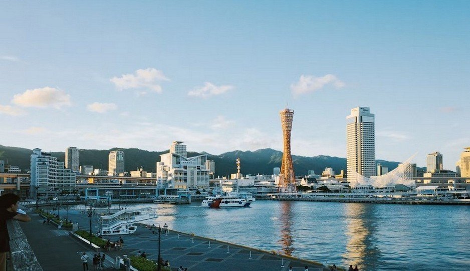 Cảng Kobe Harborland & Tháp cảng Kobe Port Tower soi bóng trên vịnh