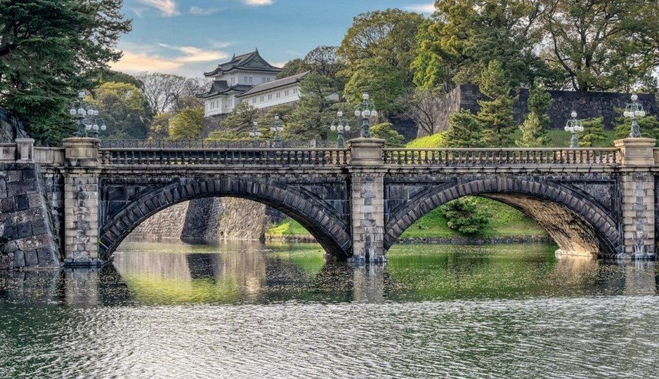 Cầu đá Nijubashi dẫn vào Hoàng cung Tokyo trang nghiêm và cổ kính