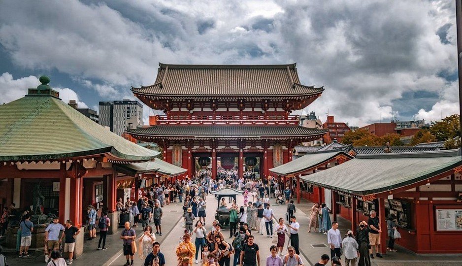 Cổng vào Chùa cổ Senso-ji (Asakusa Kannon) sầm uất du khách bốn phương