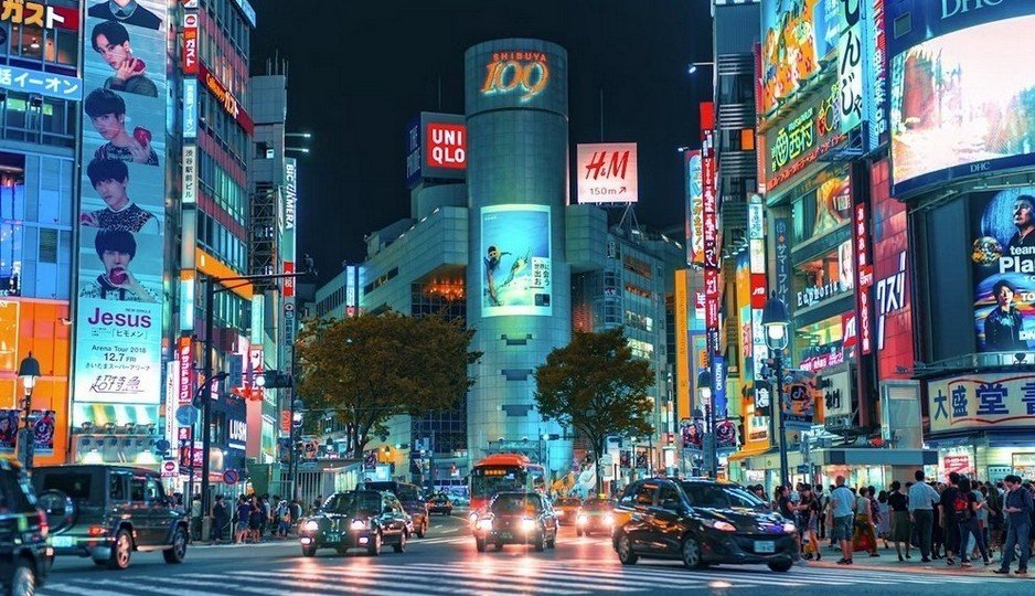 Ngã tư Shibuya Crossing rực rỡ ánh đèn led biển hiệu khổng lồ