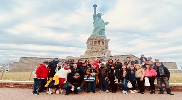 Đoàn du khách check-in Tượng Nữ Thần Tự Do (Statue of Liberty)