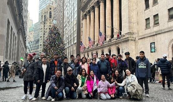 Đoàn khách tham quan trung tâm Phố Tài Chính Wall Street