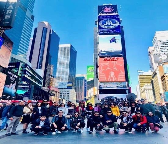Đoàn khách rạng rỡ tại Quảng trường Thời Đại Times Square