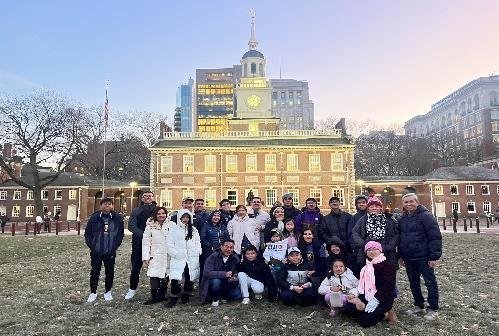 Đoàn khách chụp ảnh lưu niệm trước Tòa Nhà Độc Lập Independence Hall