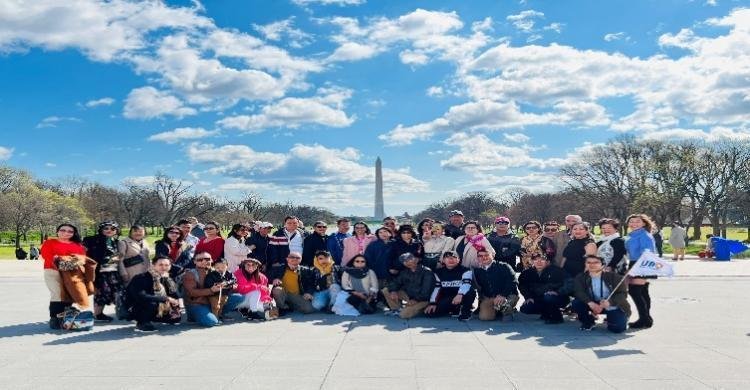 Đoàn khách chụp ảnh trước Đài tưởng niệm Washington Monument