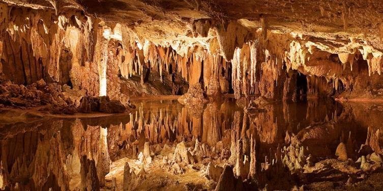 Thạch nhũ tráng lệ và mặt hồ gương soi trong hang động Luray Caverns