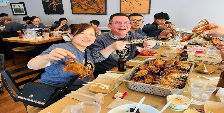 Bữa tối thịnh soạn thưởng thức đặc sản Cua Xanh Blue Crabs Maryland