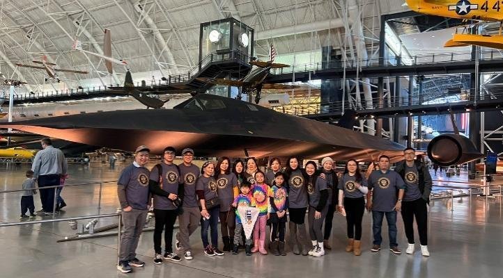 Đoàn khách chụp ảnh bên Phi thuyền không gian Discovery & SR-71 Blackbird