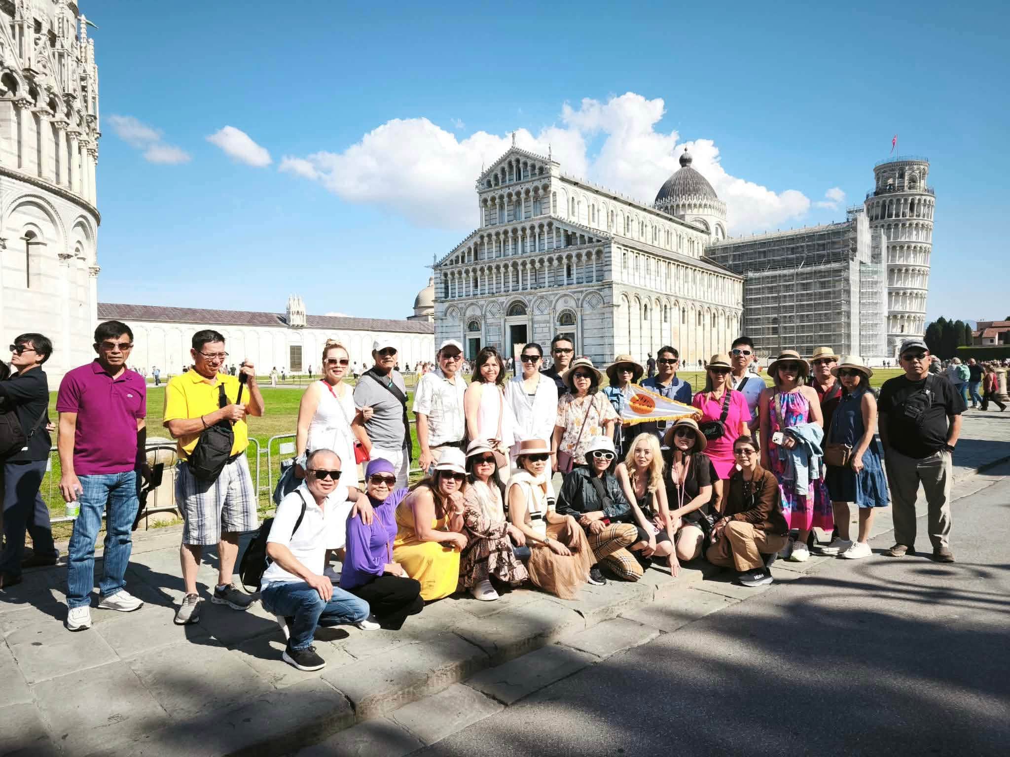 Đoàn tour Châu Âu cầm cờ Sun Travel tại Tháp nghiêng Pisa, Ý